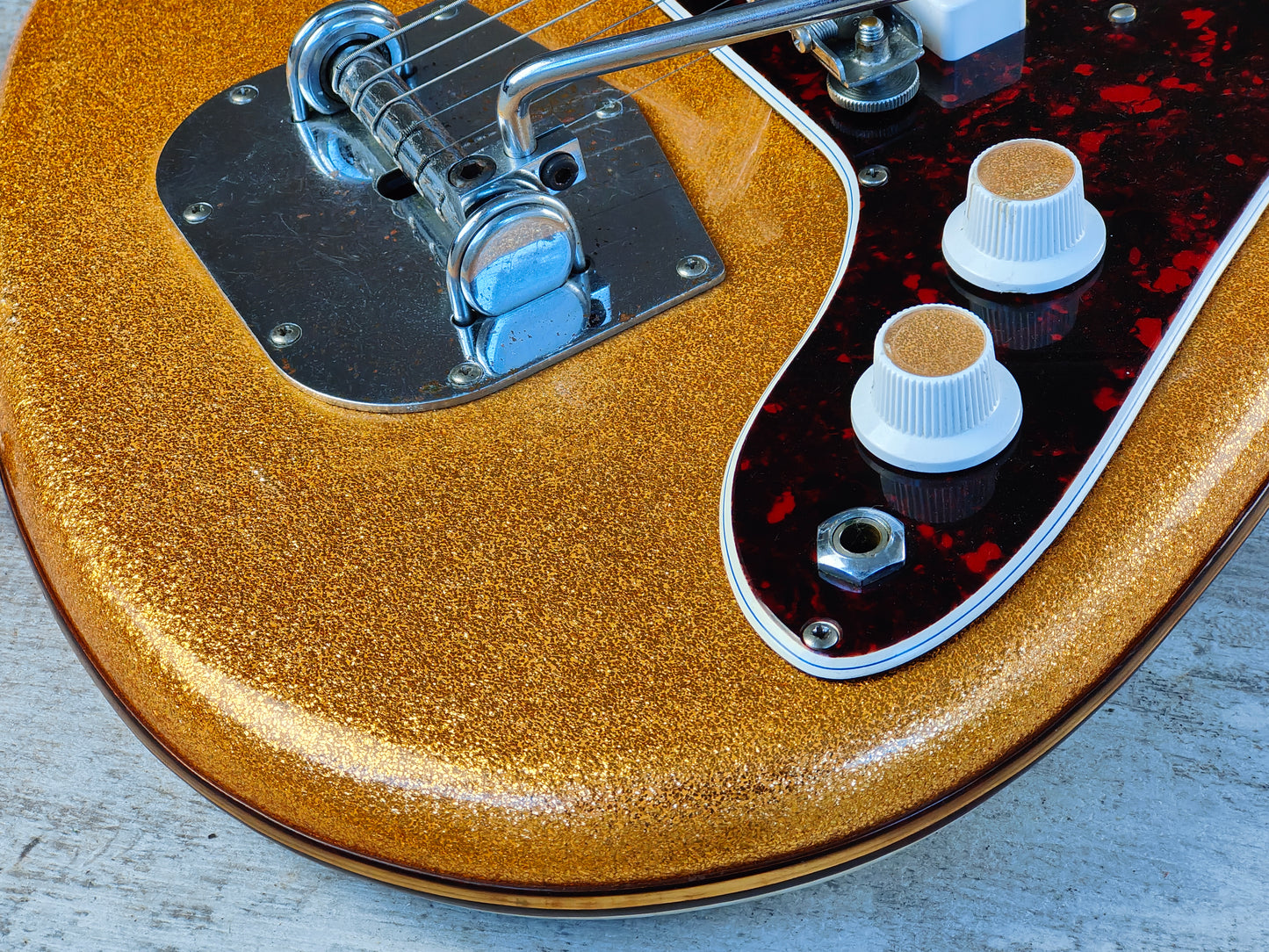 1963 Eko Italy Model 500-3V Vintage Offset (Gold Sparkle)