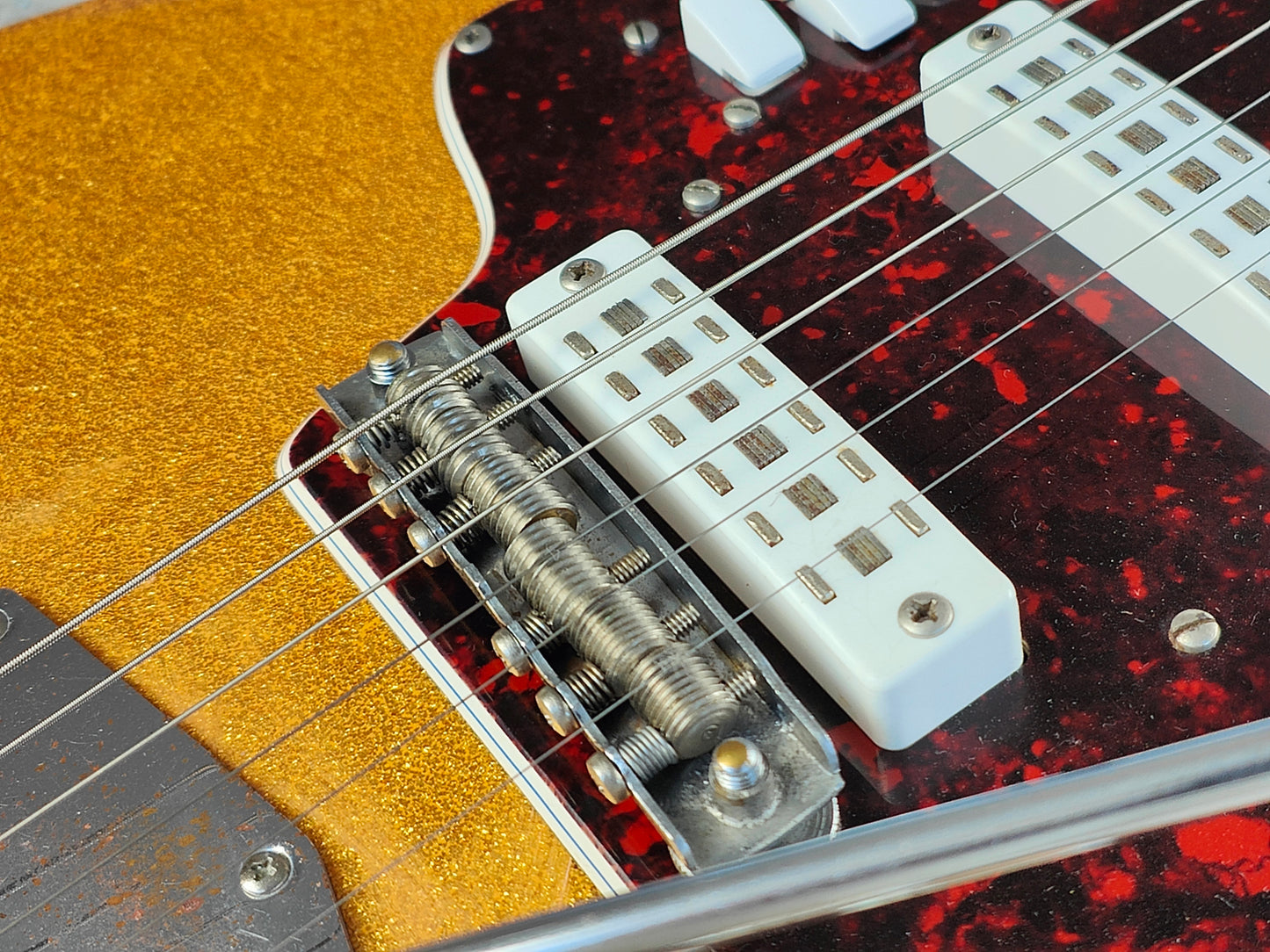 1963 Eko Italy Model 500-3V Vintage Offset (Gold Sparkle)