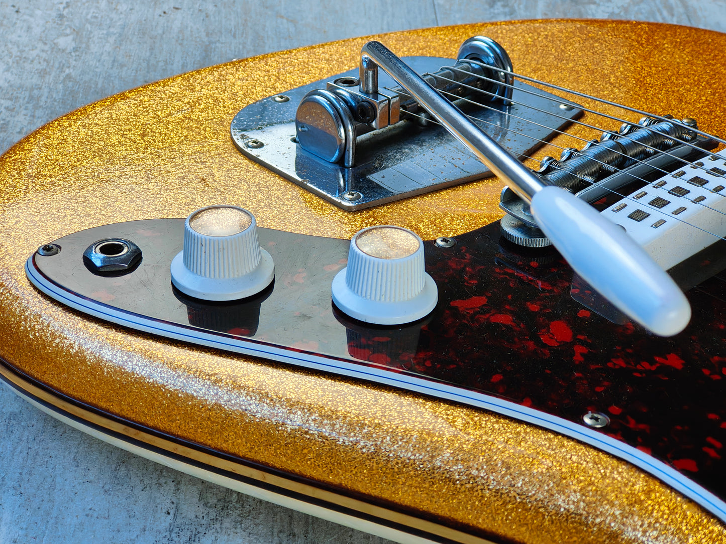 1963 Eko Italy Model 500-3V Vintage Offset (Gold Sparkle)