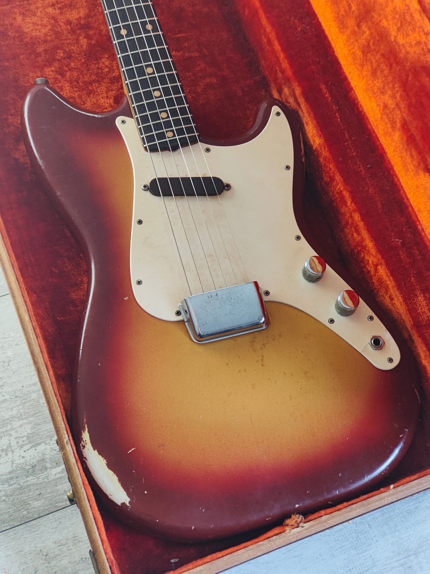 1962 Fender USA Short Scale Vintage Musicmaster (Maroon Burst)