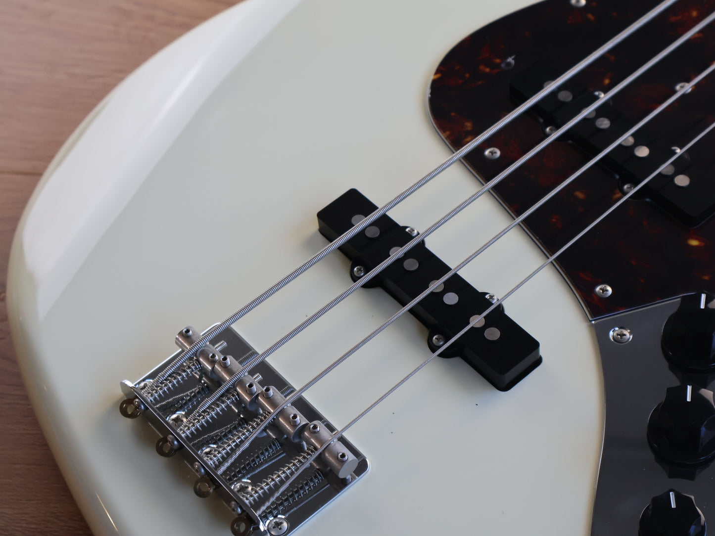2023 Tokai Japan AJB108 VWH/R Jazz Bass (Vintage White)