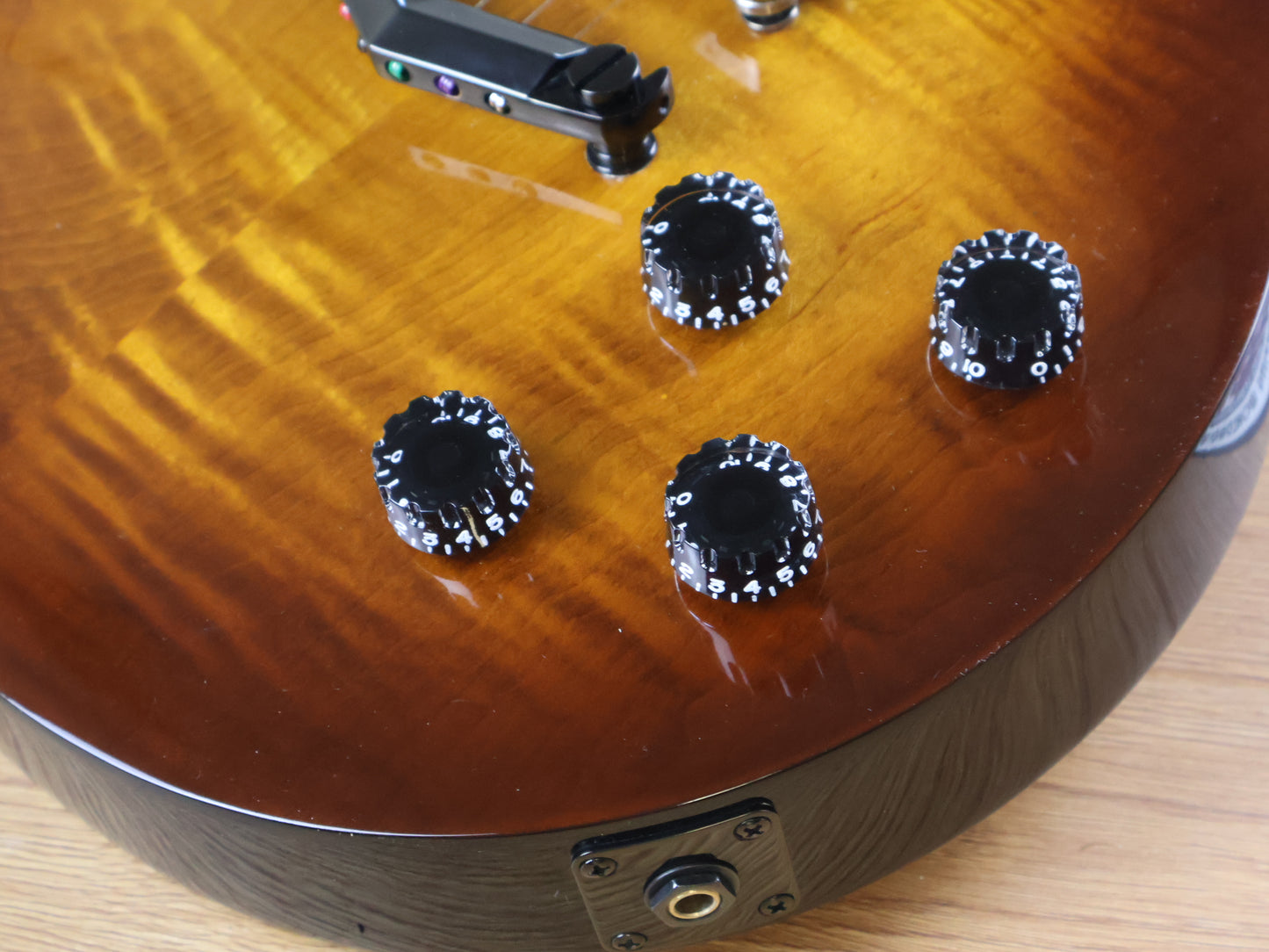 2011 Gibson Les Paul Studio Plus w/Seymour Duncan's (Desert Burst)