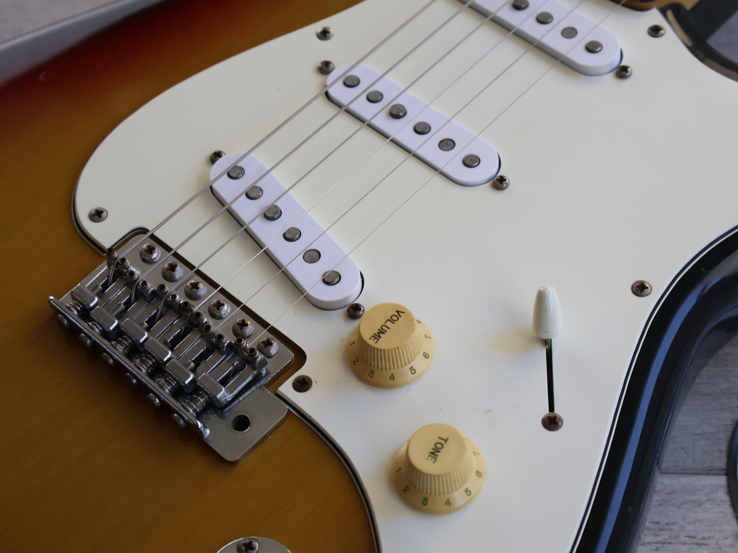 1977 Greco Japan SE-600 Sparkle Sounds Stratocaster (Sunburst)