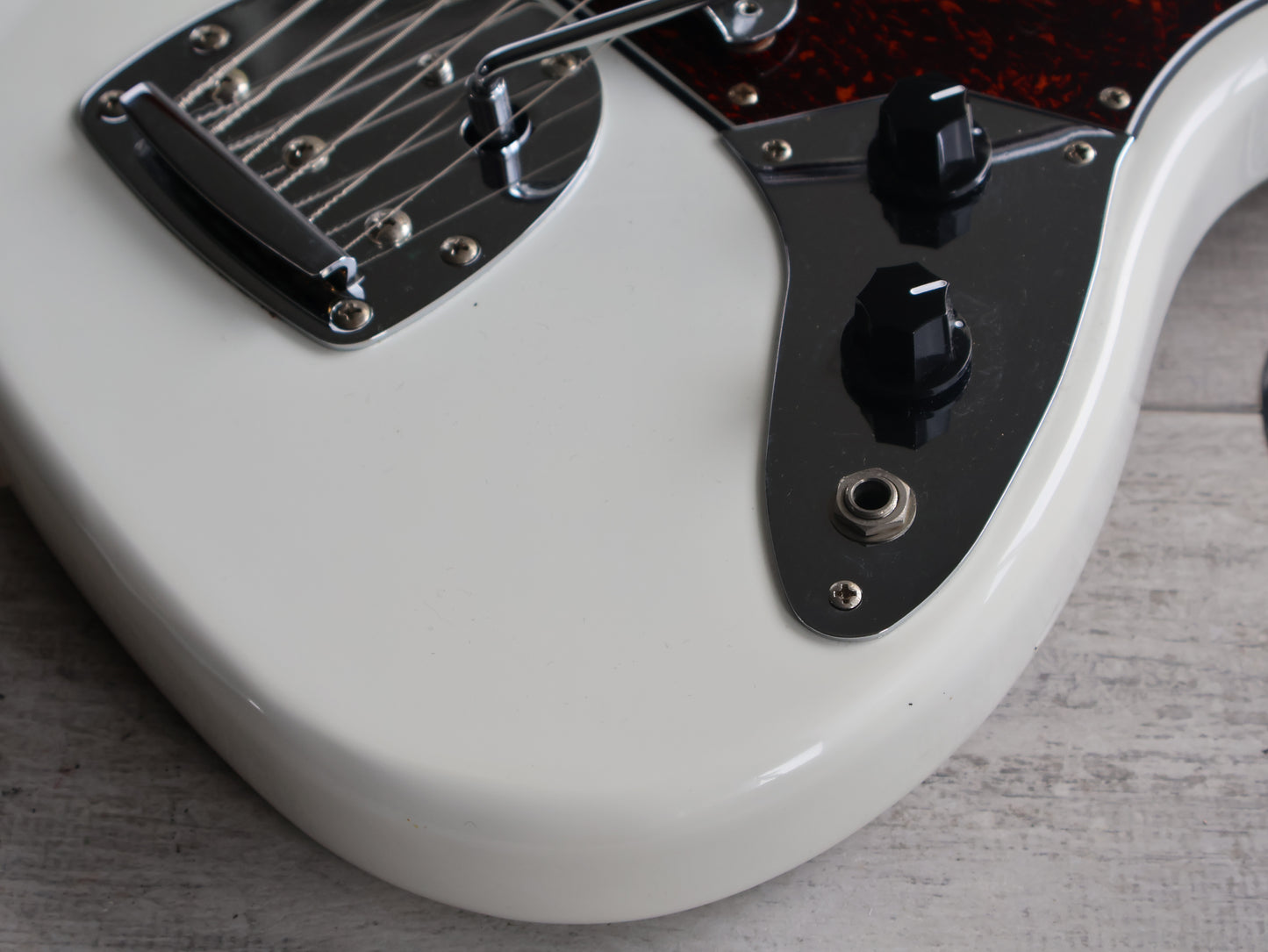 2013 Squier Vintage Modified Bass VI (White)