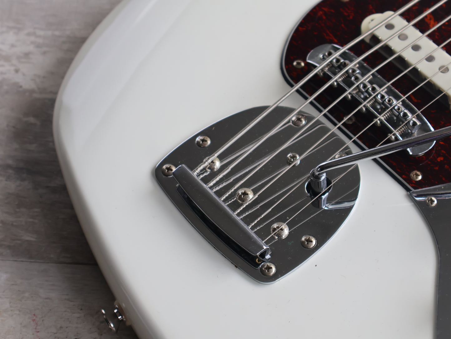 2013 Squier Vintage Modified Bass VI (White)