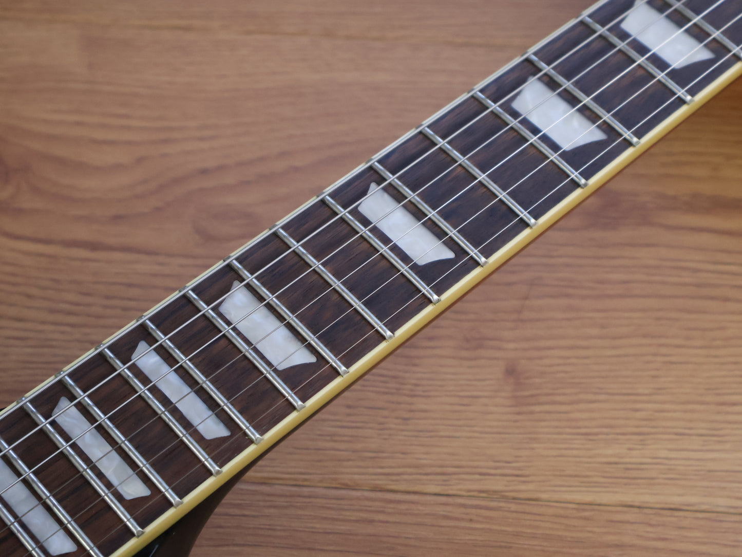 Epiphone "Inspired by Gibson" '63 Reissue Firebird (Vintage Sunburst)