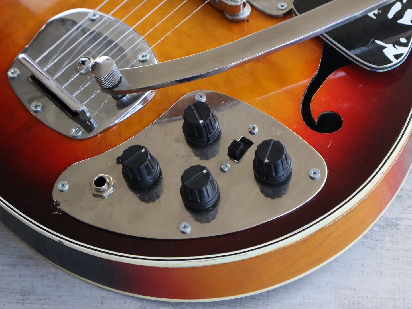 1960's Teisco Japan EP-9T Hollowbody w/Tremolo (Sunburst)