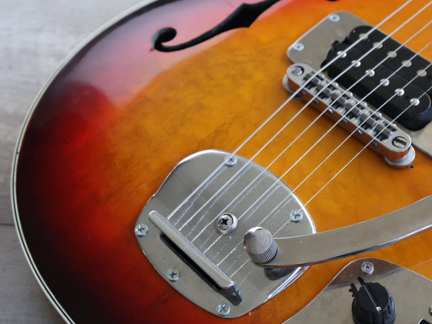 1960's Teisco Japan EP-9T Hollowbody w/Tremolo (Sunburst)