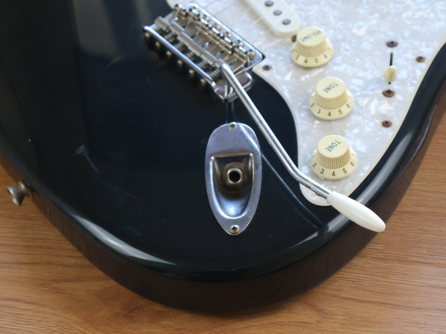 2001 History Japan (by Fujigen) Z1-CFS Stratocaster (Black)