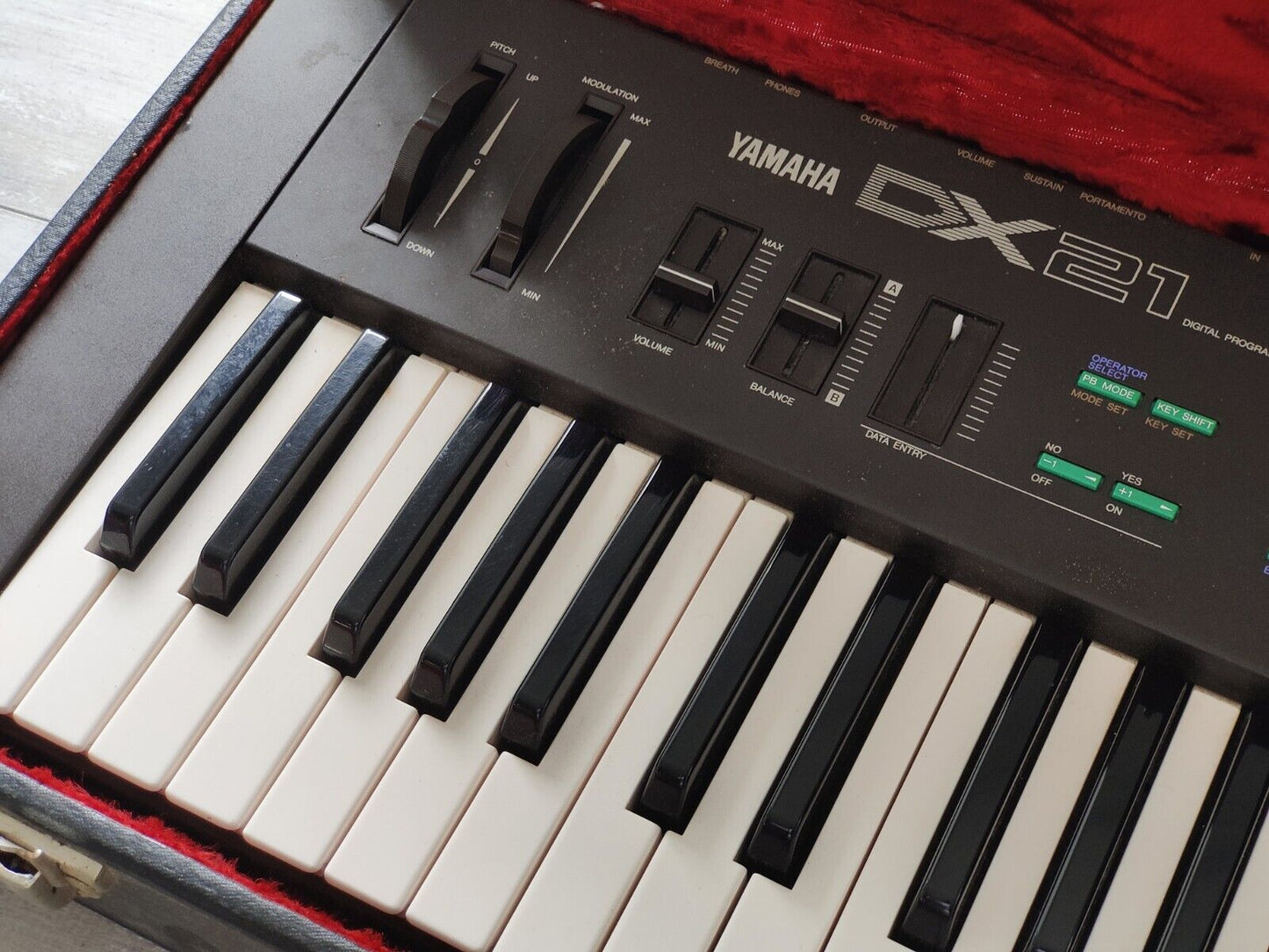 Yamaha DX21 Keyboard Synthesizer w/Case