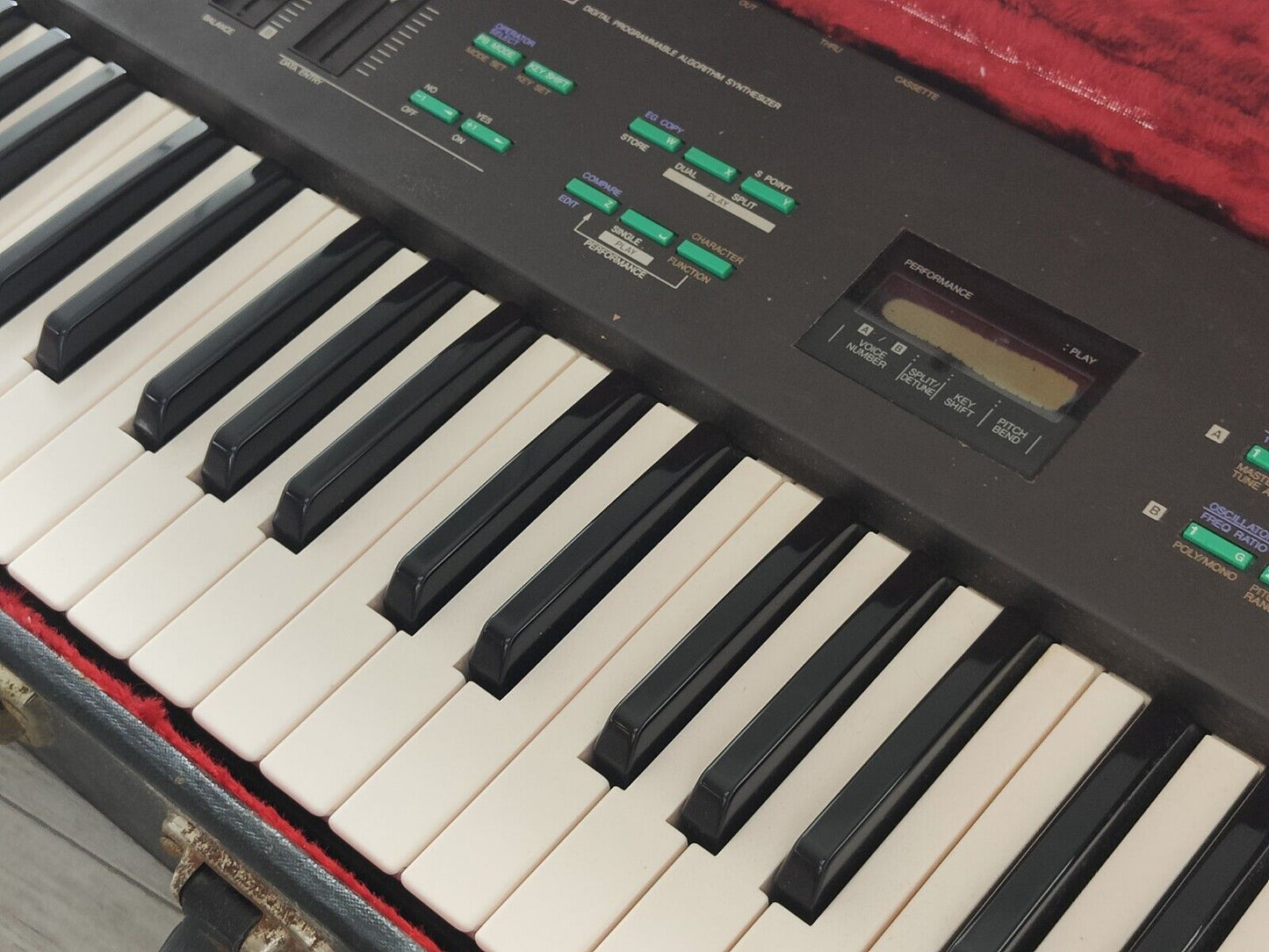 Yamaha DX21 Keyboard Synthesizer w/Case
