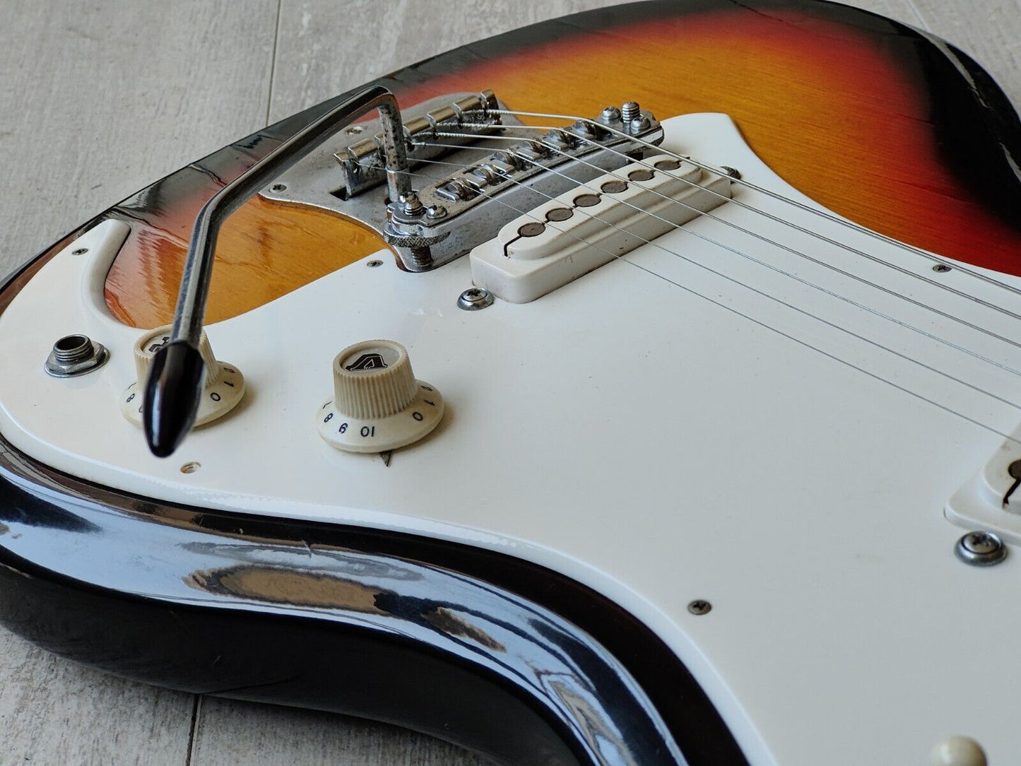 1960's Guyatone Japan LG-150T Vintage Guitar (Sunburst)