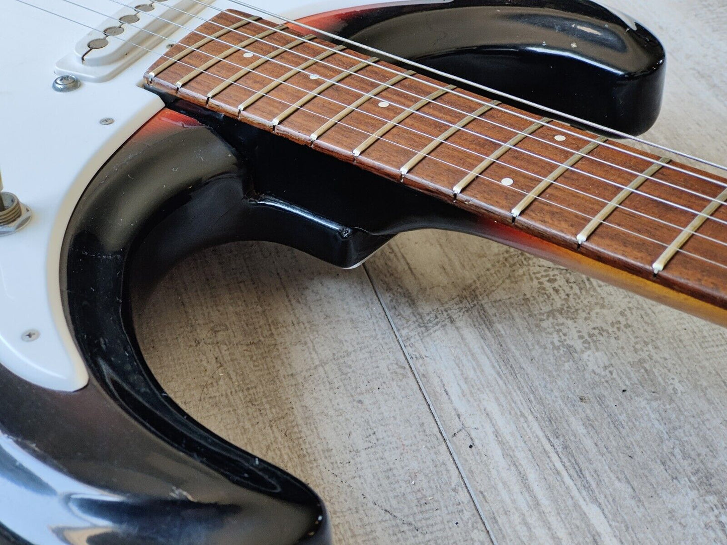 1960's Guyatone Japan LG-150T Vintage Guitar (Sunburst)