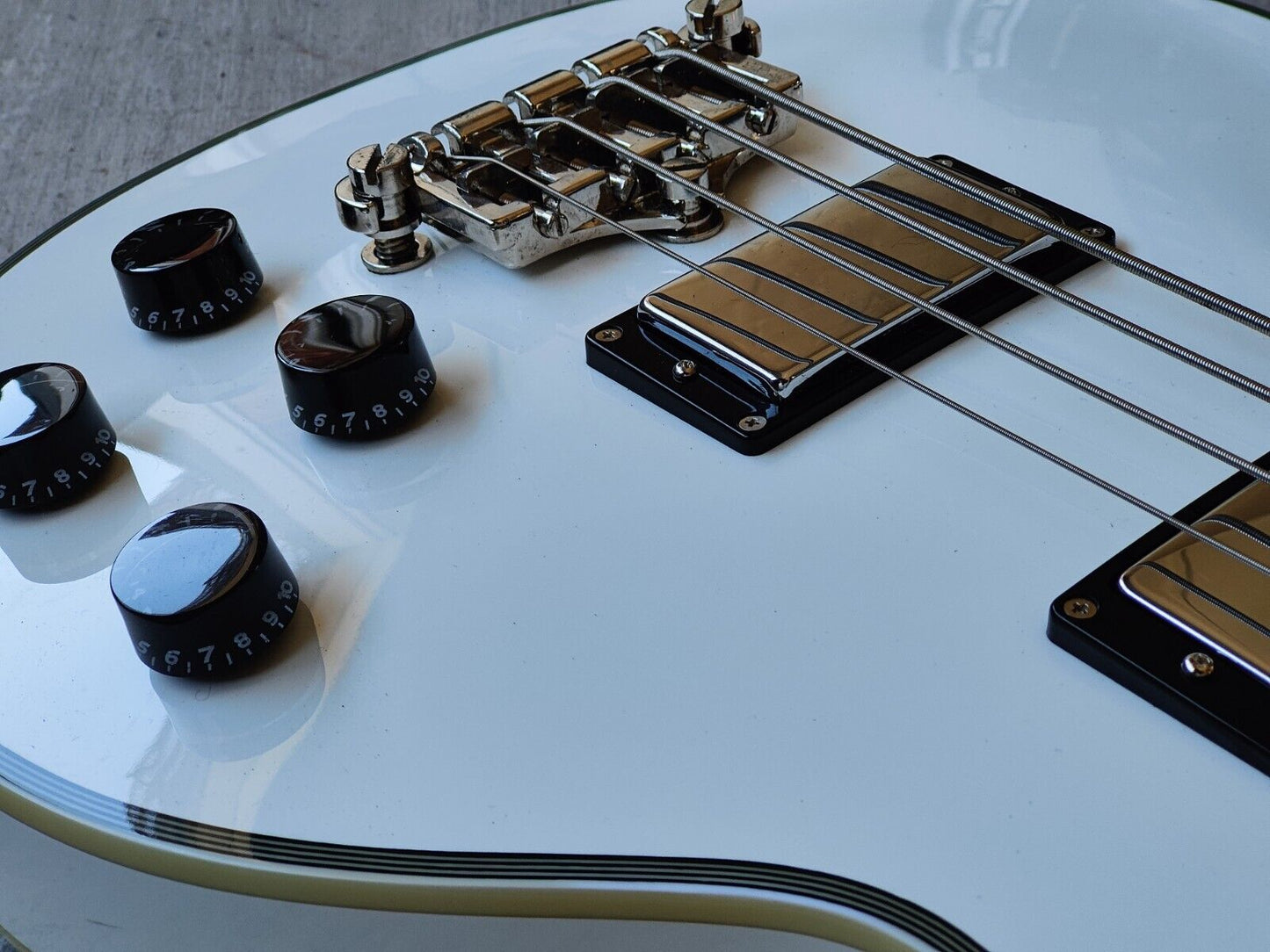 2012 Burny LPB-Custom Les Paul Custom Medium Scale Bass (Snow White)