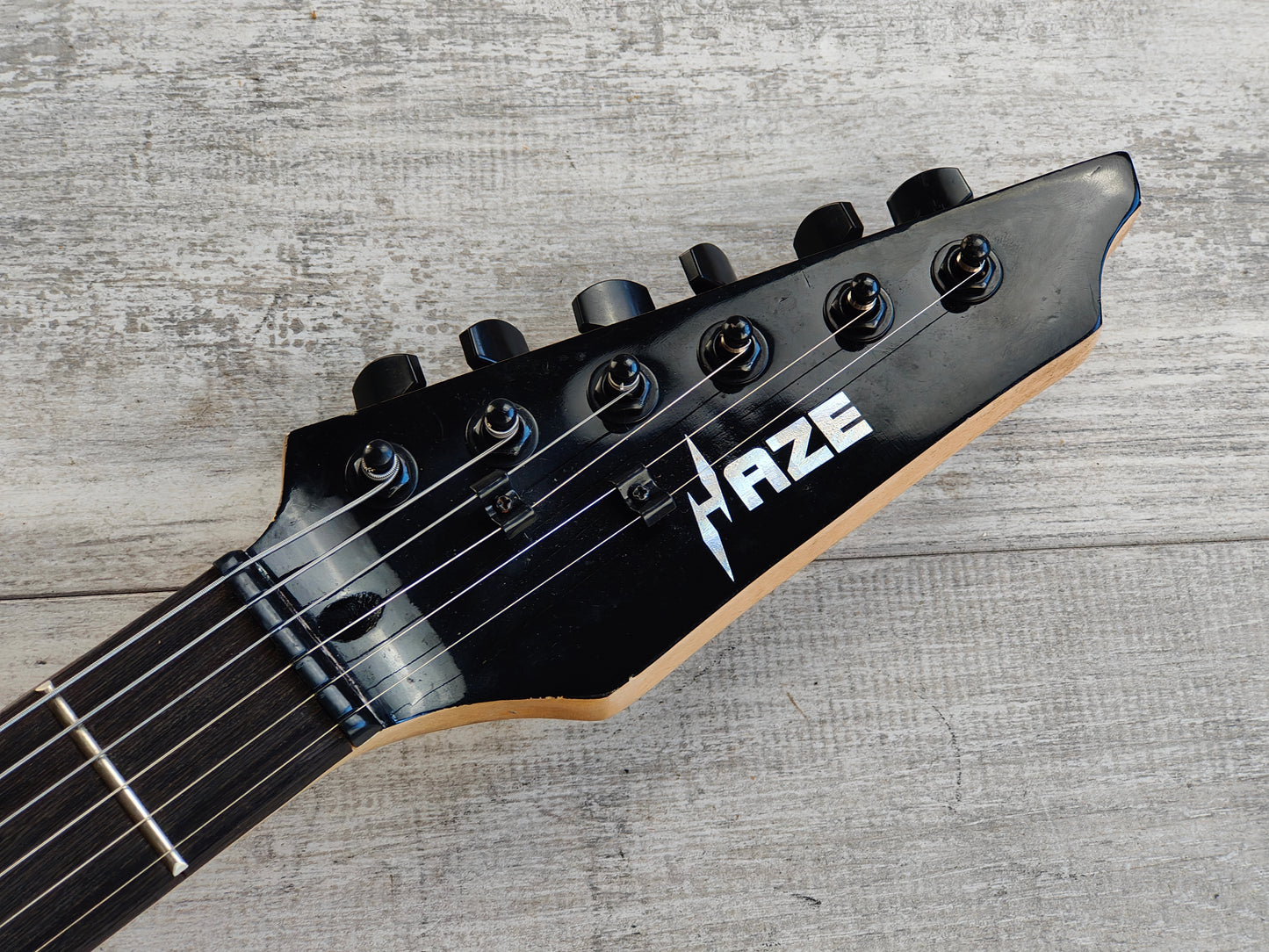 Haze LG4DBK HSS Superstrat (Black)