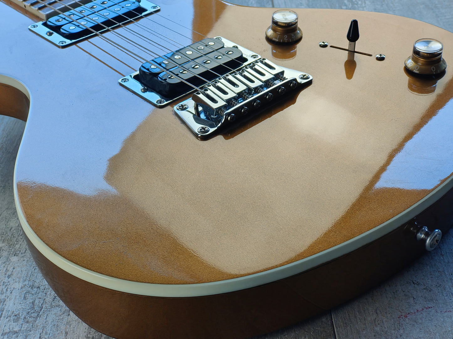 2011 Gibson USA Nighthawk Studio Single Cutaway (Goldtop)