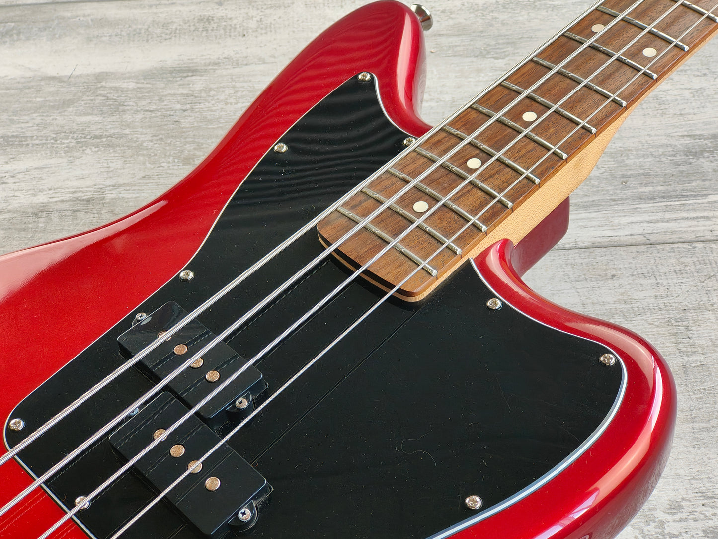 2018 Squier Vintage Modified Short Scale Jaguar Bass Special (Candy Apple Red)
