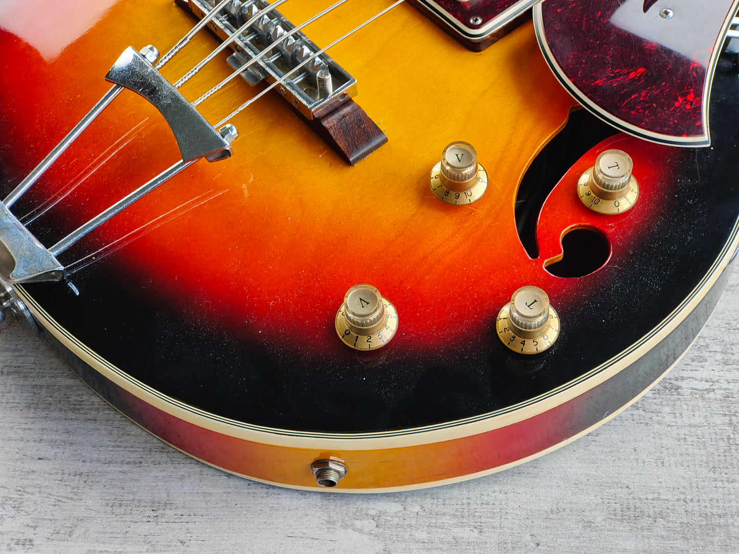 1969 Diamond (by Aria Japan) 5120 Short Scale Hollowbody Bass (Sunburst)