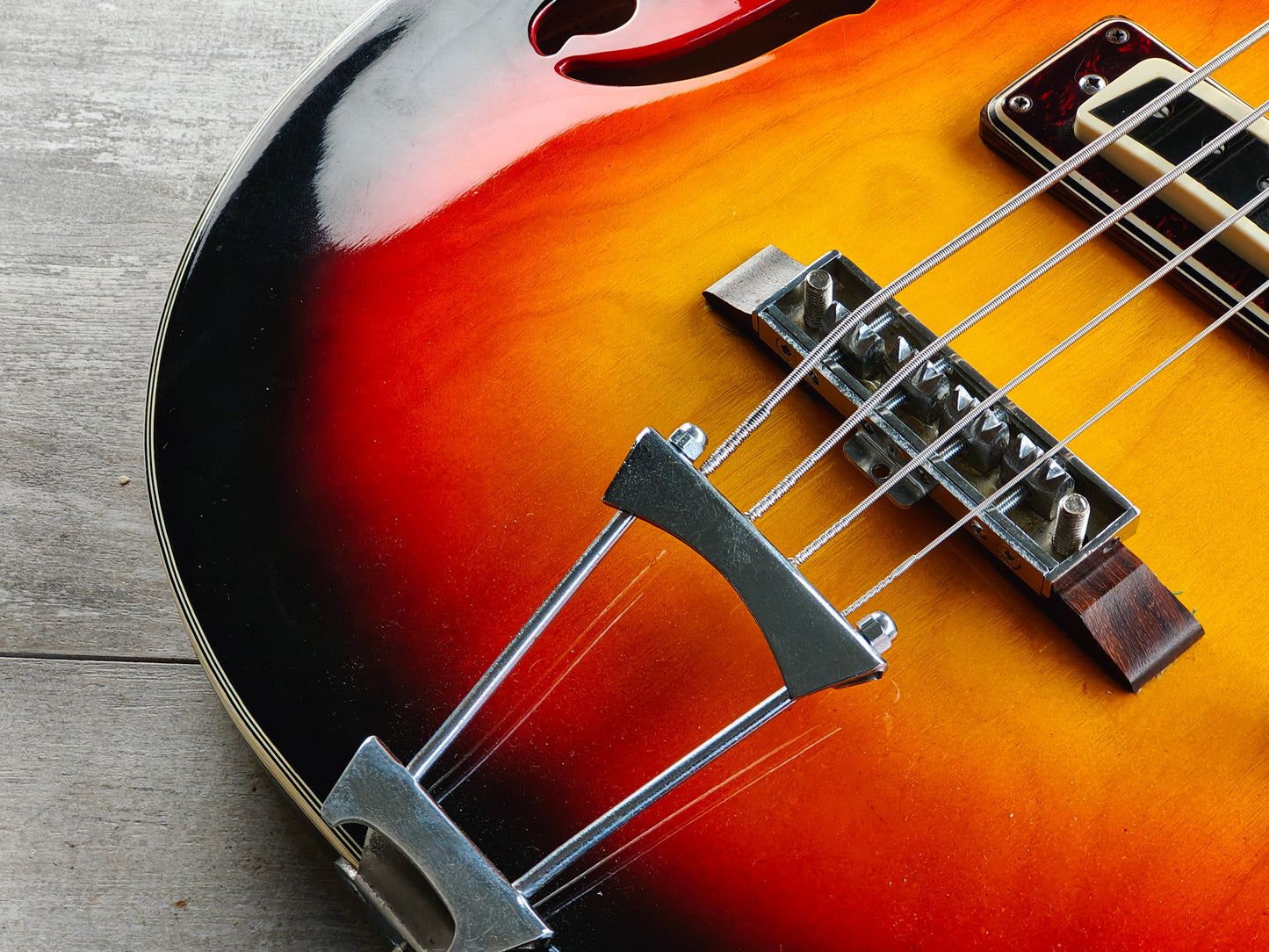1969 Diamond (by Aria Japan) 5120 Short Scale Hollowbody Bass (Sunburst)