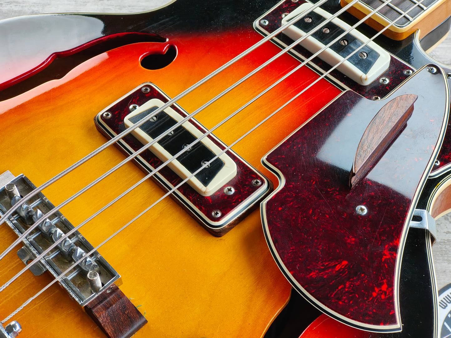 1969 Diamond (by Aria Japan) 5120 Short Scale Hollowbody Bass (Sunburst)