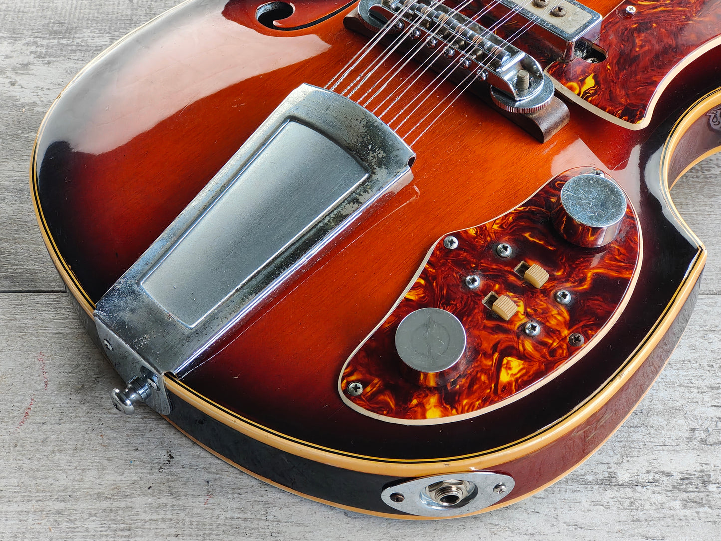 1967 Guyatone Japan V-12 12-String Violin Semi Hollowbody Guitar (Sunburst)