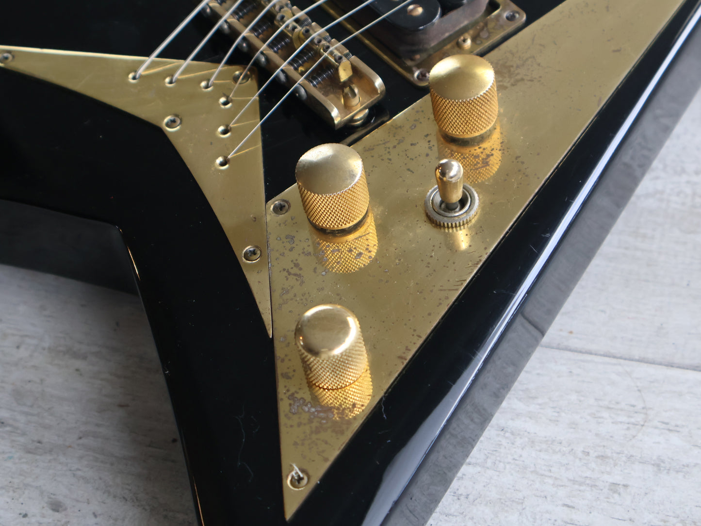 1985 Fernandes Japan FV-115RR Randy Rhoads Flying V (Black/Gold)