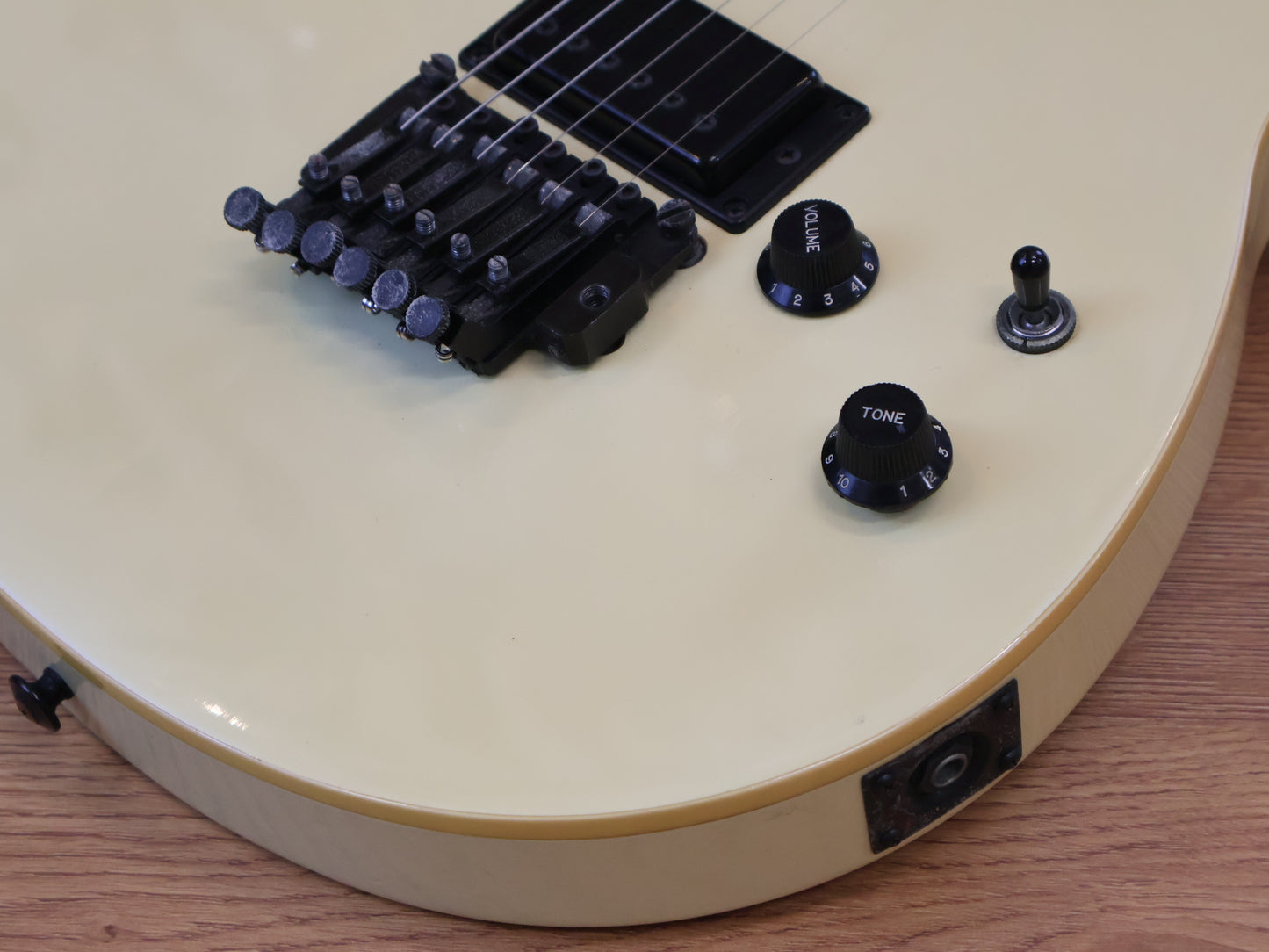 1985 Yamaha Japan SE700HE Bound Flat-Top Superstrat (White)