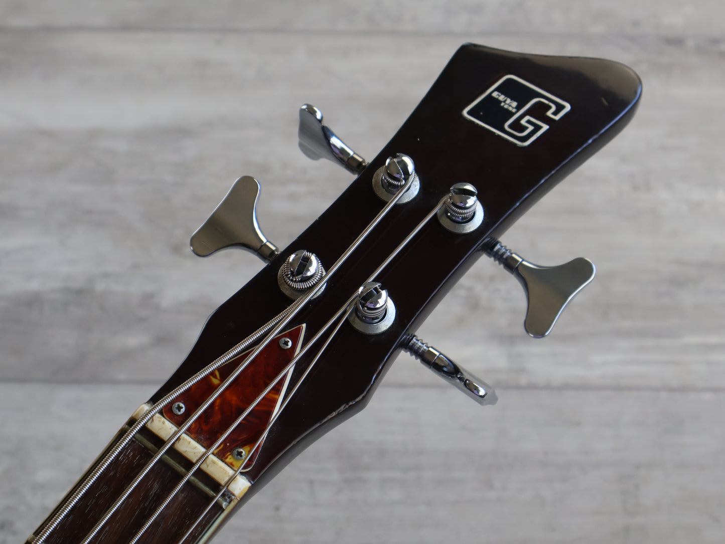 1967 Guyatone Japan V-4 Violin Semi Hollowbody Short Scale Bass (Sunburst)