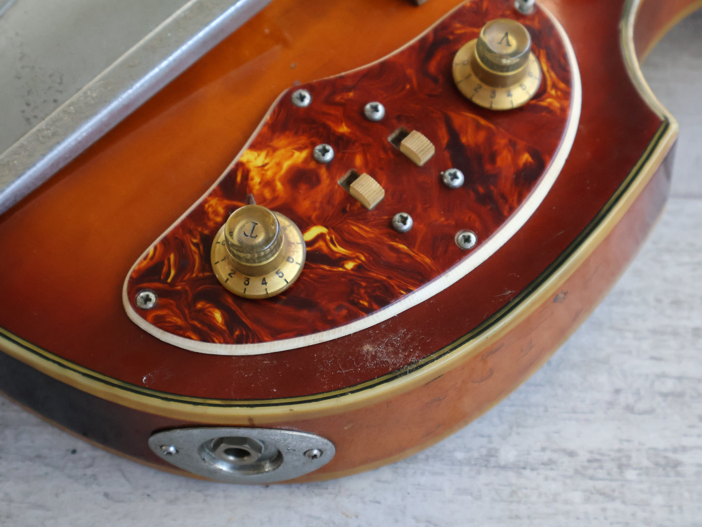 1967 Guyatone Japan V-4 Violin Semi Hollowbody Short Scale Bass (Sunburst)