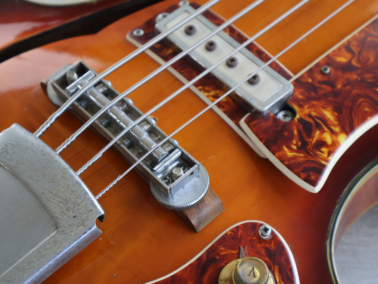 1967 Guyatone Japan V-4 Violin Semi Hollowbody Short Scale Bass (Sunburst)