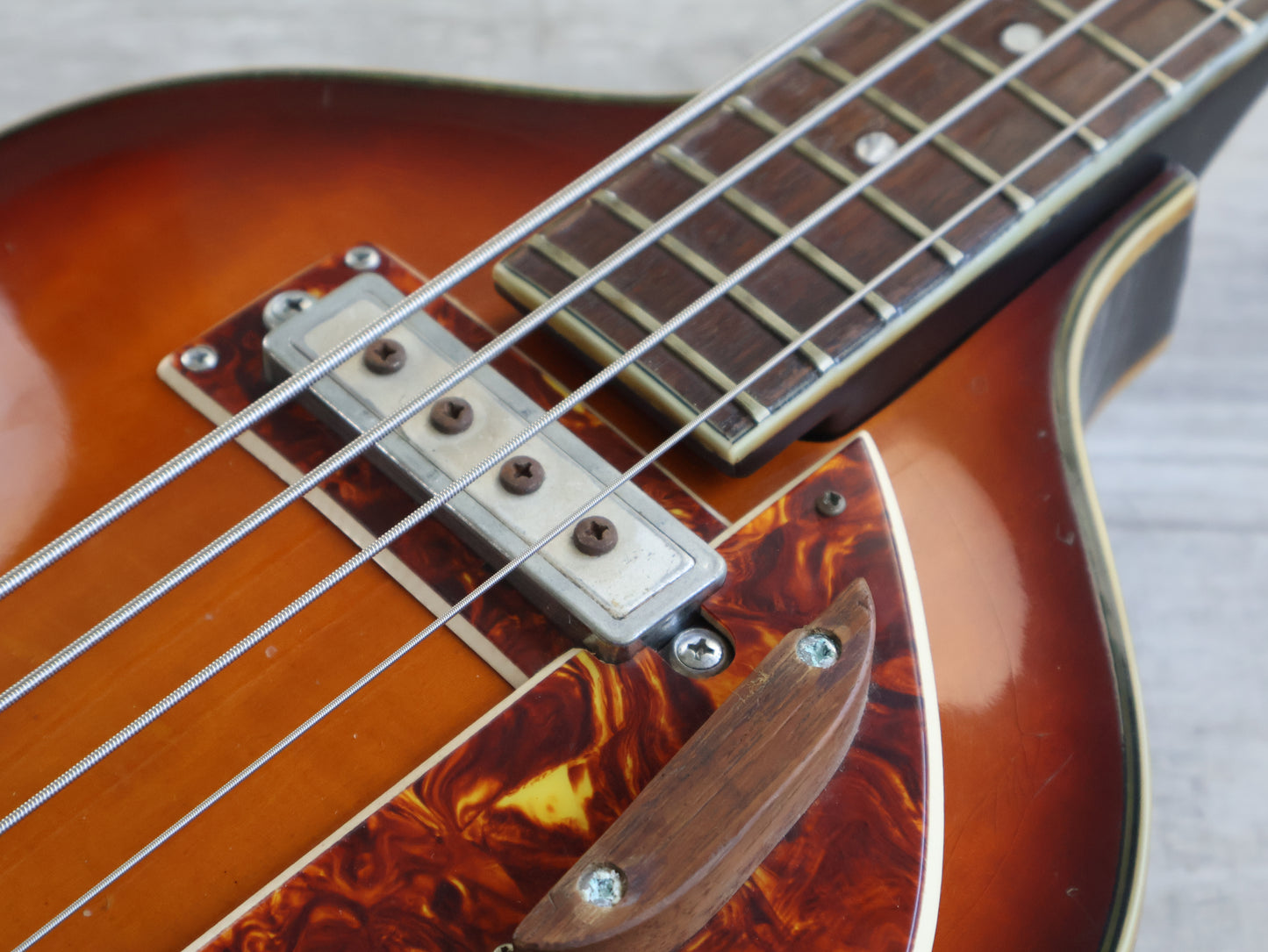 1967 Guyatone Japan V-4 Violin Semi Hollowbody Short Scale Bass (Sunburst)