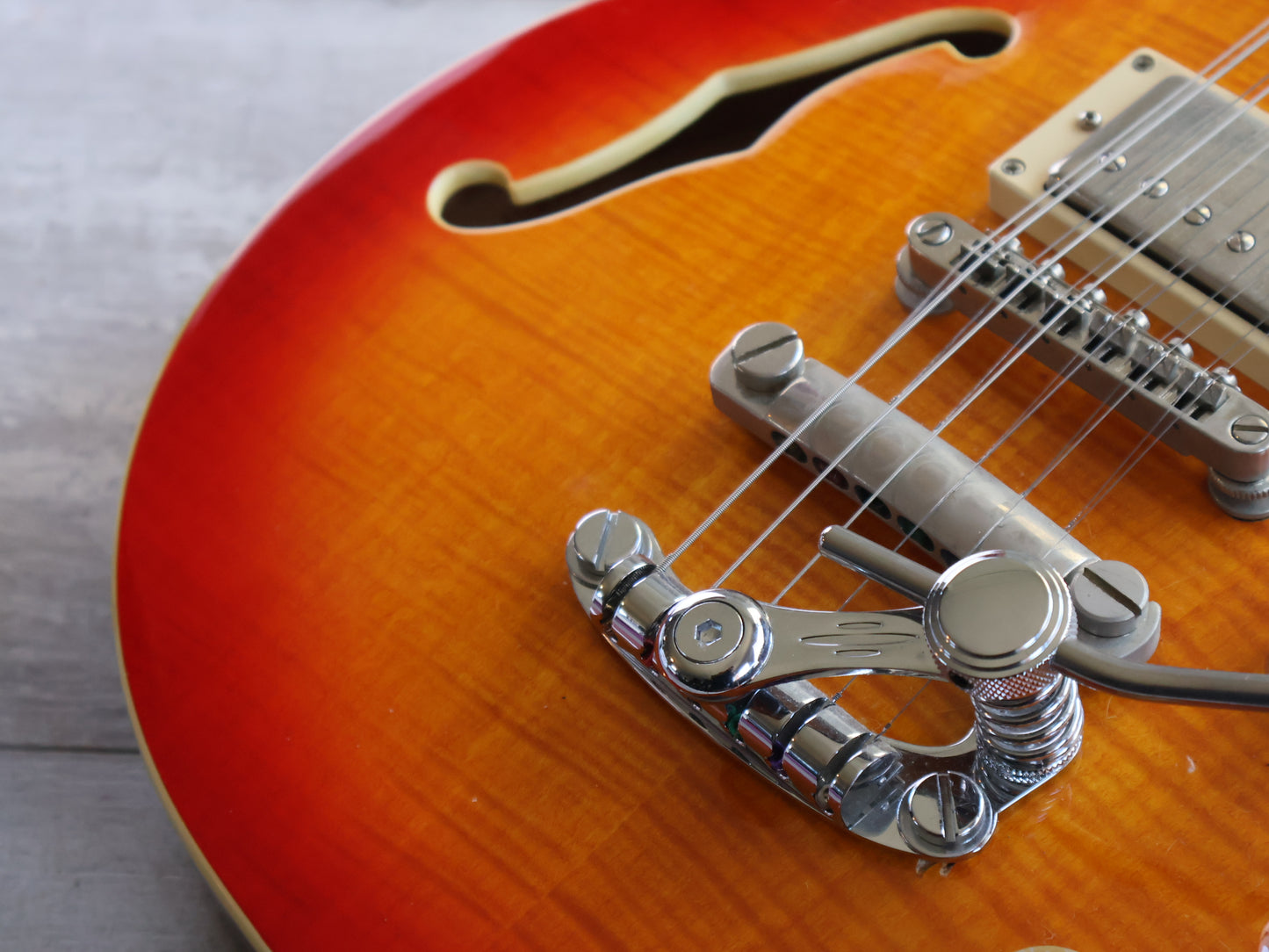 Dean BOCA12 Boca 12-String Semi Hollowbody w/Les Trem (Cherry Sunburst)