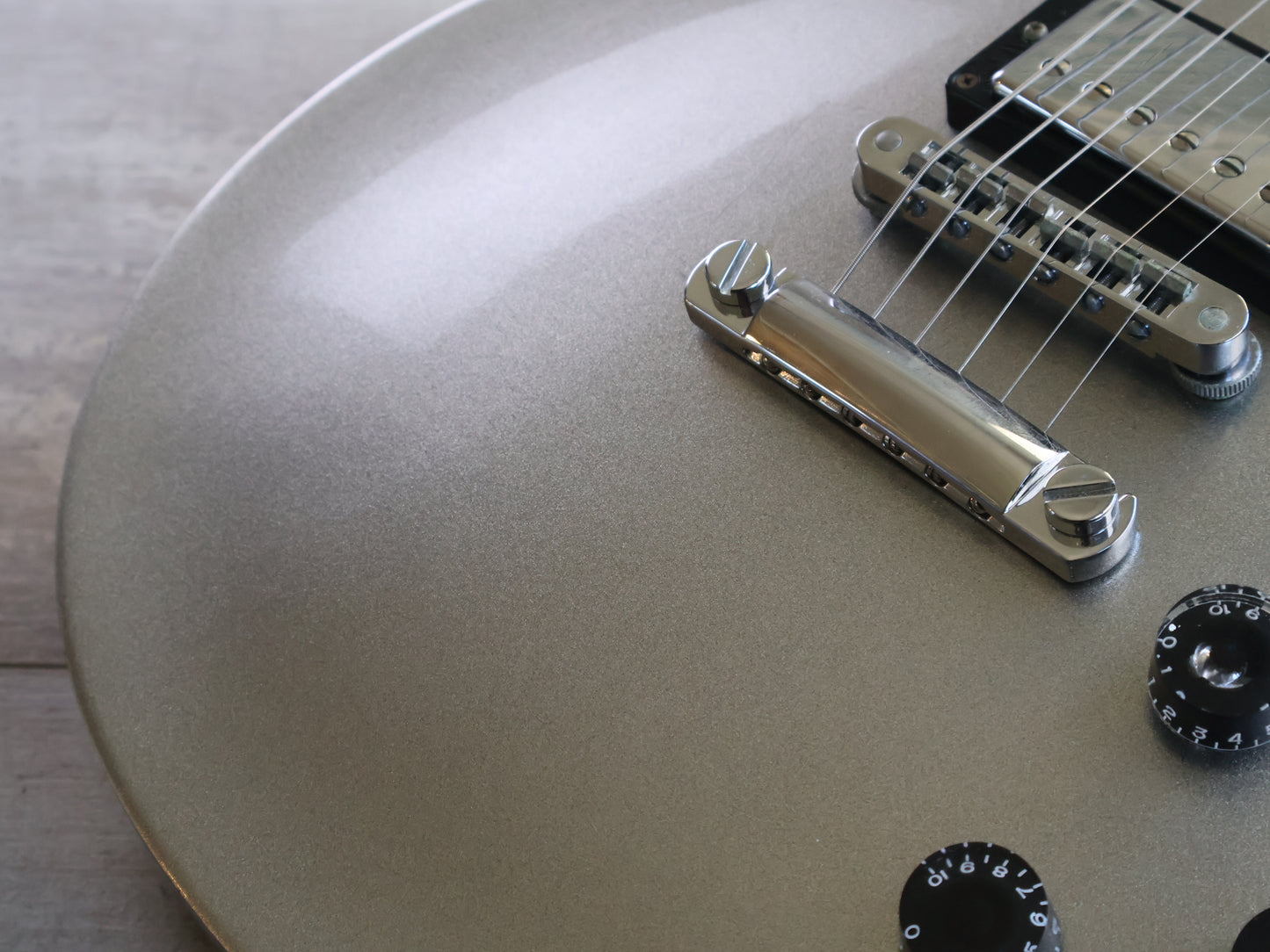 2012 Gibson USA Les Paul Studio Limited Edition (Silver Pearl)