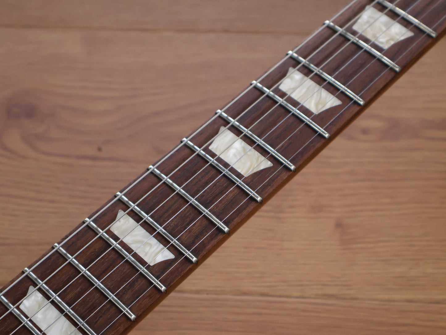 2017 Gibson USA Les Paul Tribute T (Satin Gold Top)