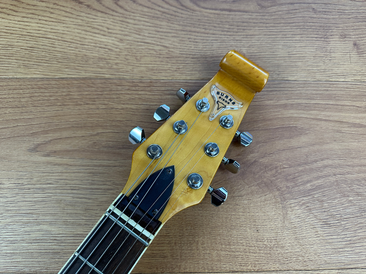 Burns Bison Club Series w/Vibrato (White)