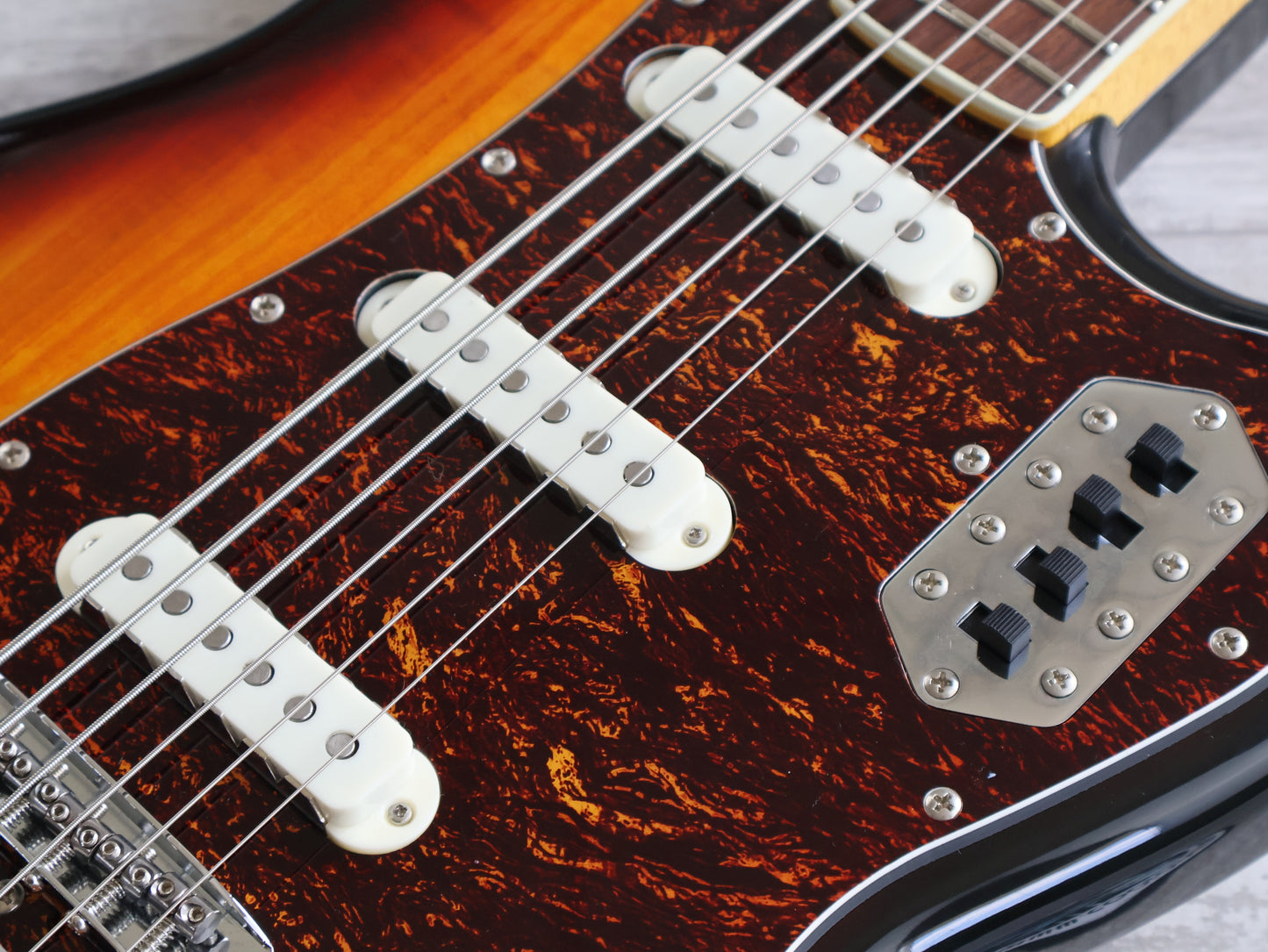 2014 Squier Classic Vibe Bass VI (Three-Colour Sunburst)