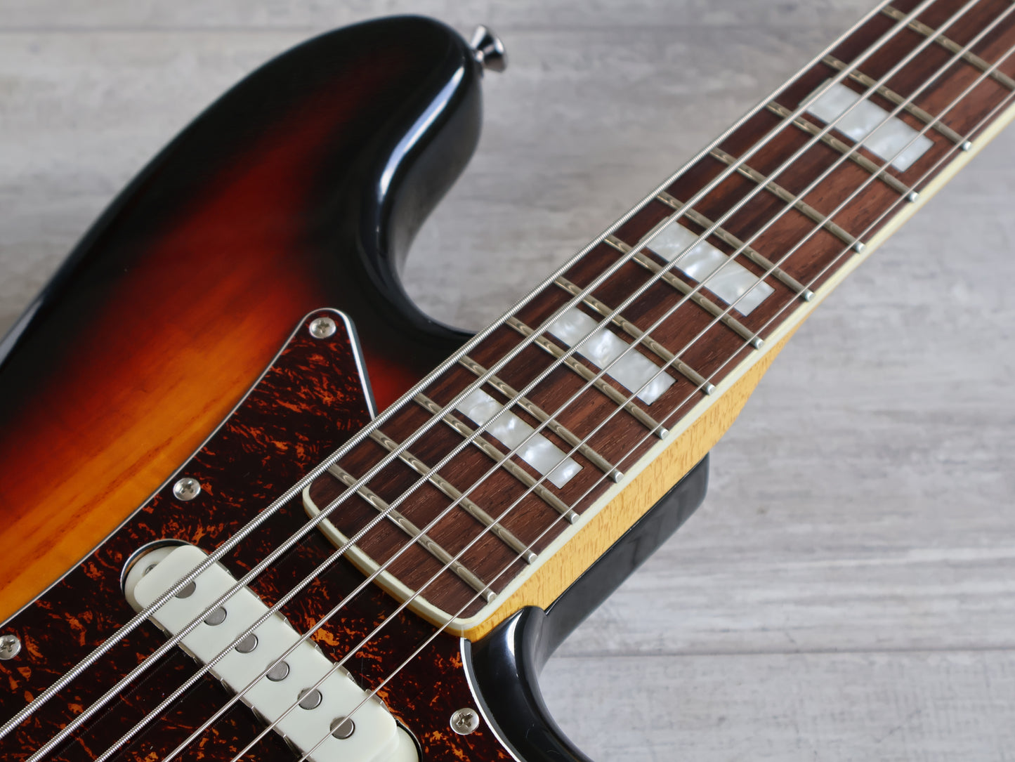 2014 Squier Classic Vibe Bass VI (Three-Colour Sunburst)