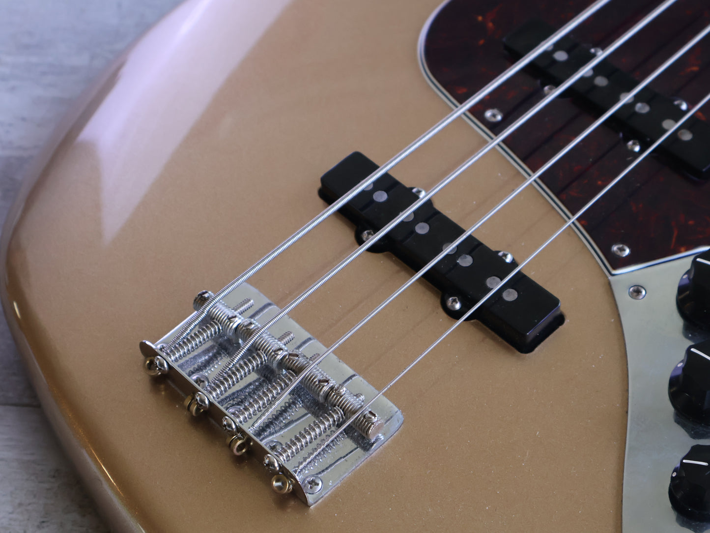 2019 Fender Vintera 60's Jazz Bass Pau Ferro (Firemist Gold)