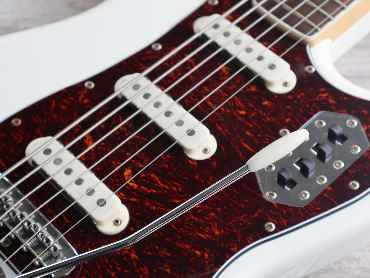 2013 Squier Vintage Modified Bass VI (White)