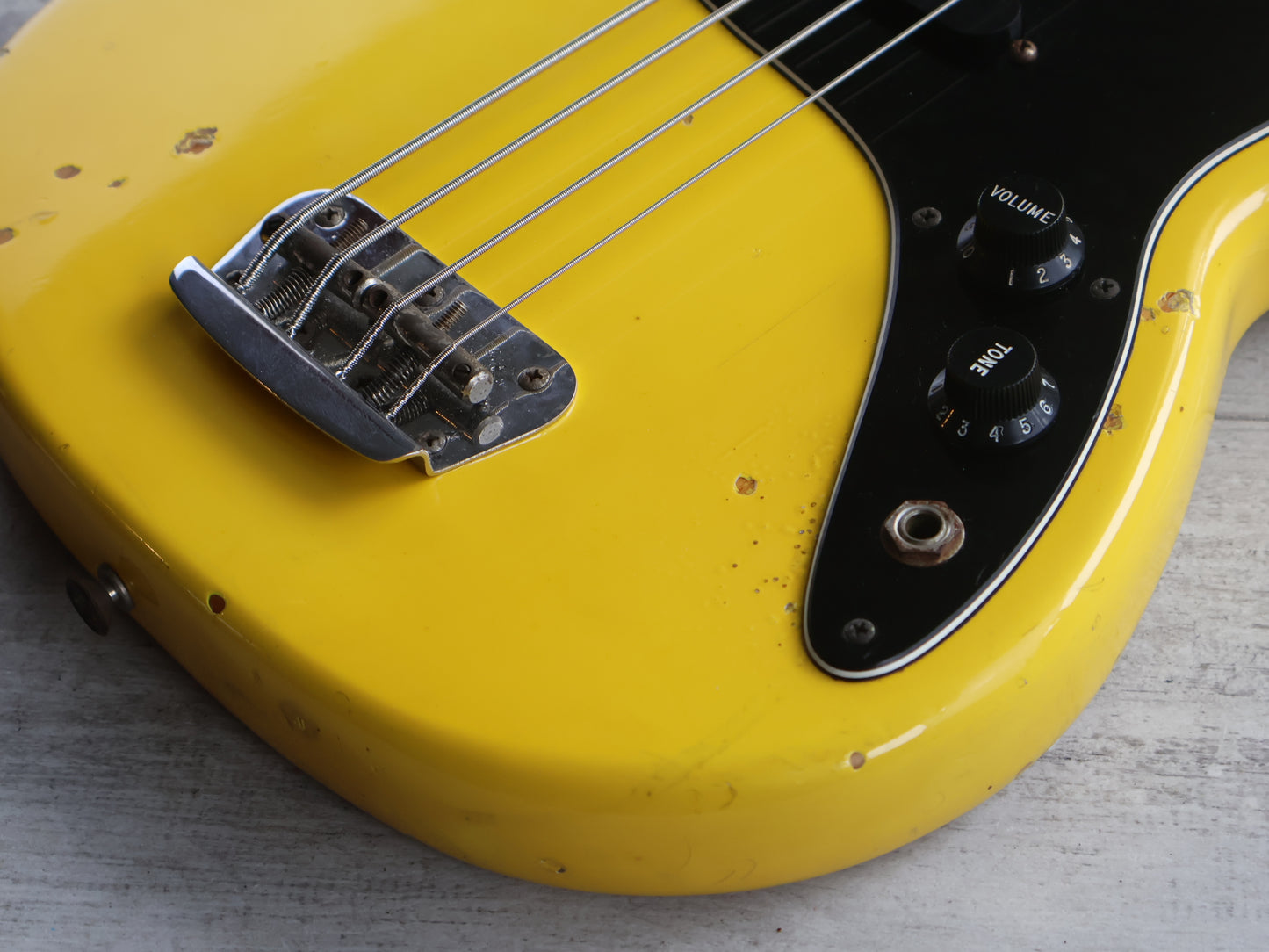 1980 Fender USA Musicmaster Bass (Monaco Yellow)