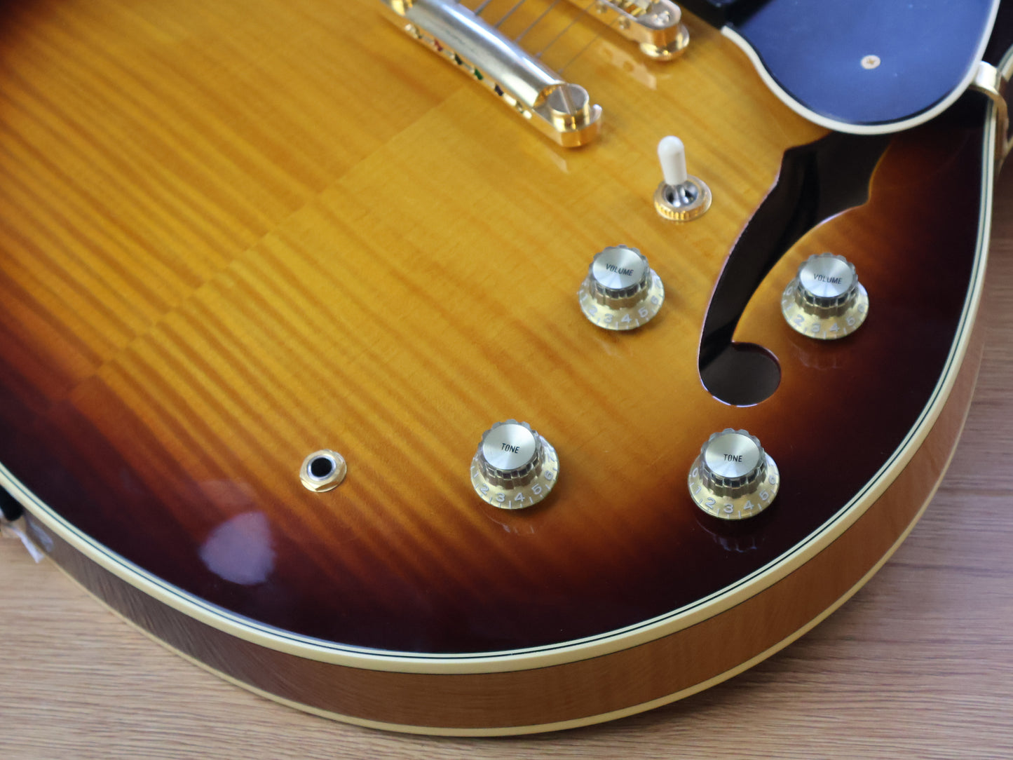 Yamaha Japan SA2200 Semi Hollowbody (Sunburst)