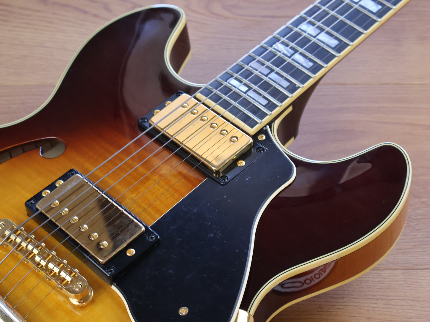 Yamaha Japan SA2200 Semi Hollowbody (Sunburst)