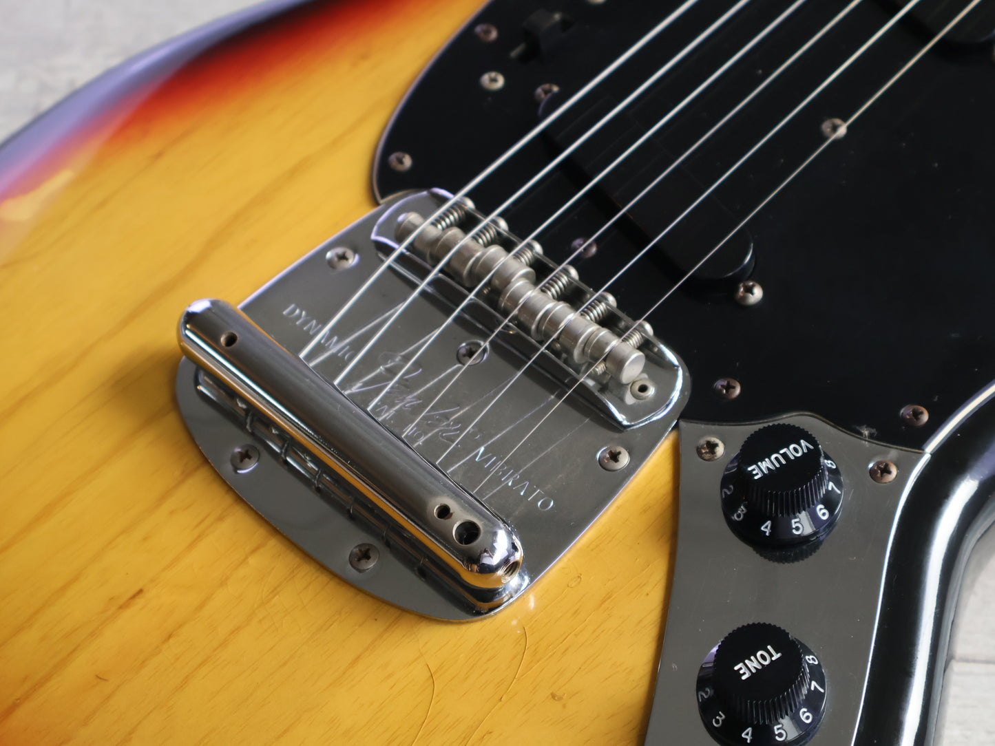 1977 Fender USA Mustang (Sunburst)