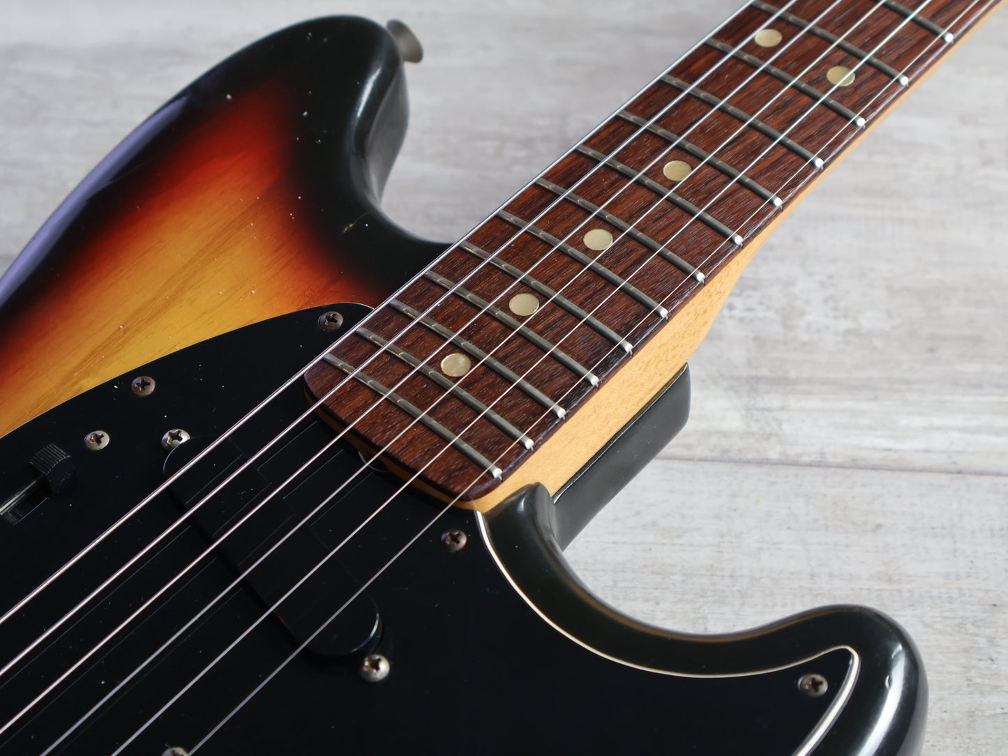 1977 Fender USA Mustang (Sunburst)
