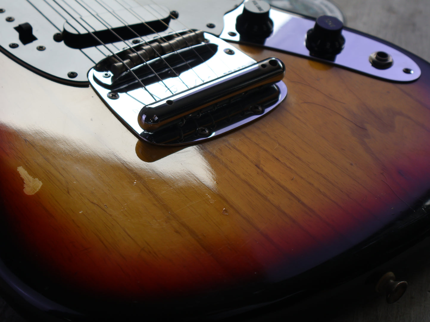 1977 Fender USA Mustang (Sunburst)
