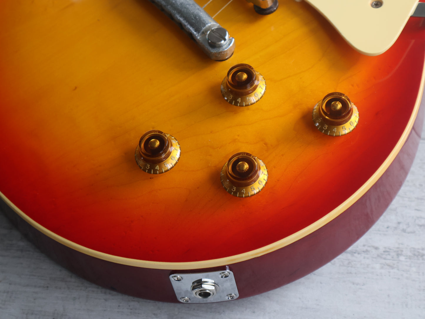 1983 Tokai Love Rock TLS-50 Les Paul Standard (Cherry Sunburst)