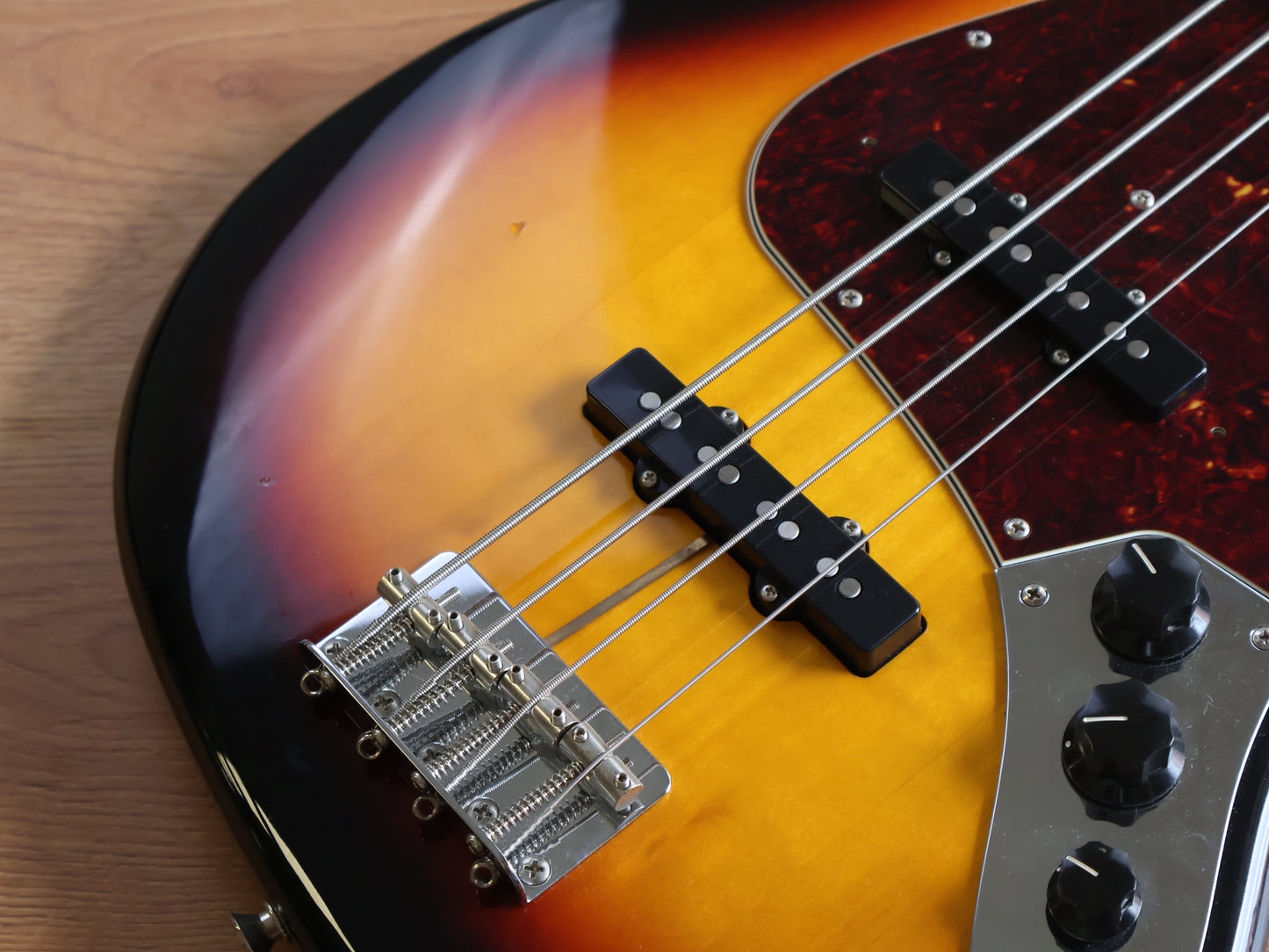2023 Fender Japan Traditional '60s Jazz Bass (Sunburst)
