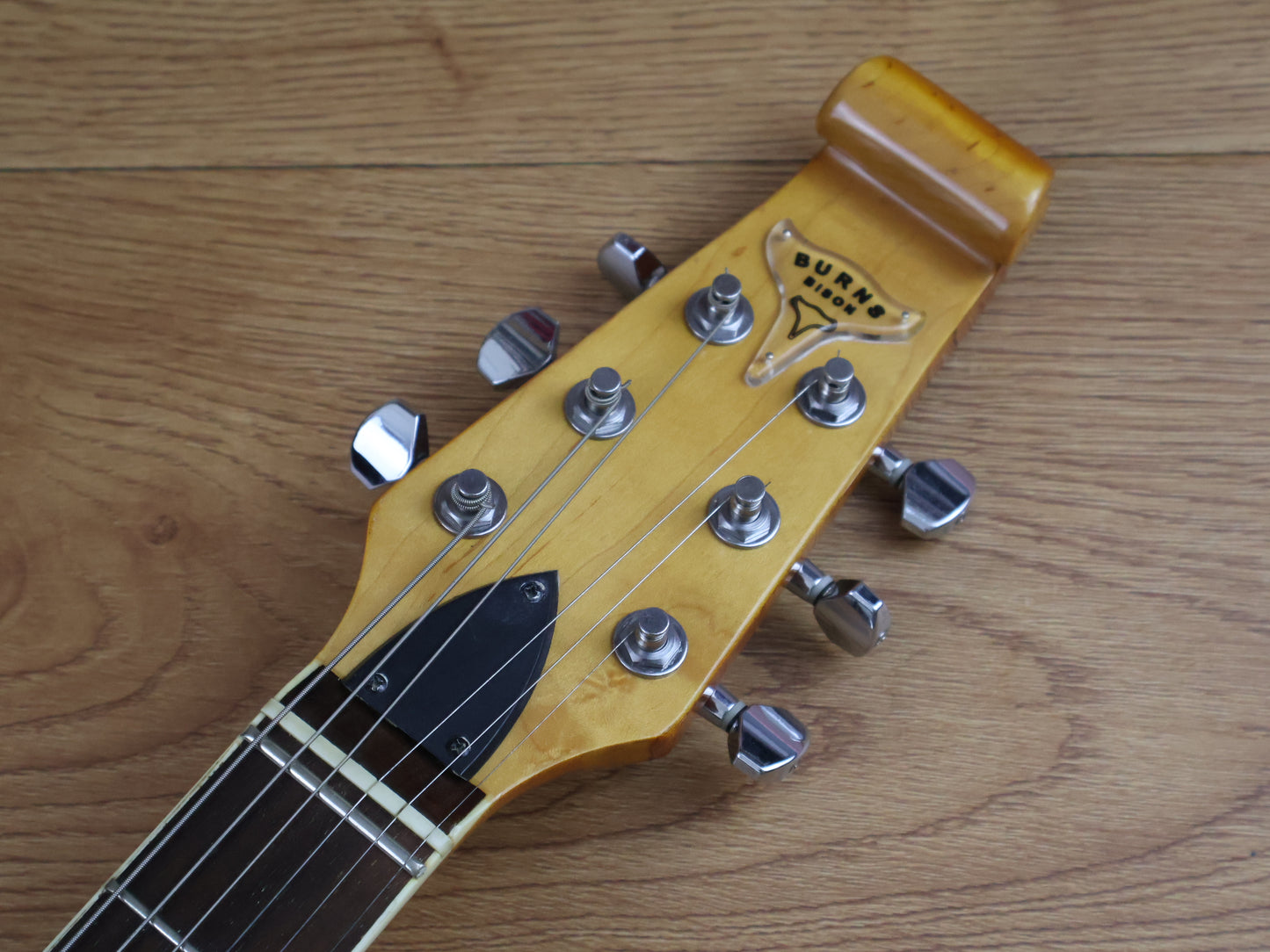 Burns Bison Club Series w/Vibrato (White)