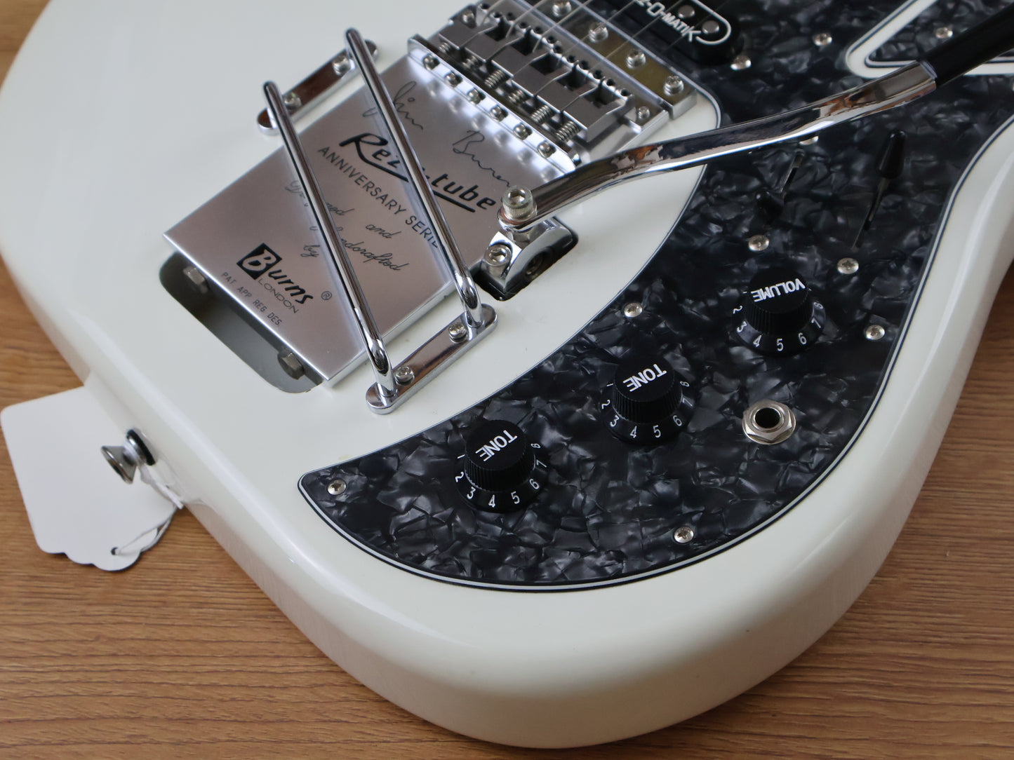 Burns Bison Club Series w/Vibrato (White)