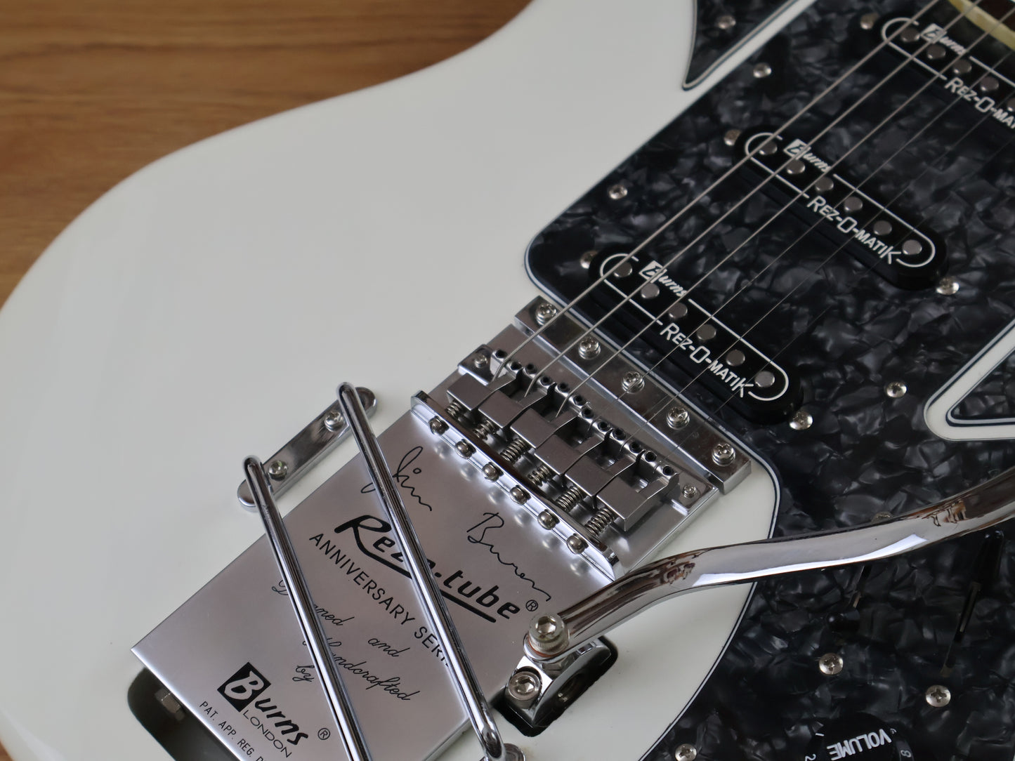 Burns Bison Club Series w/Vibrato (White)